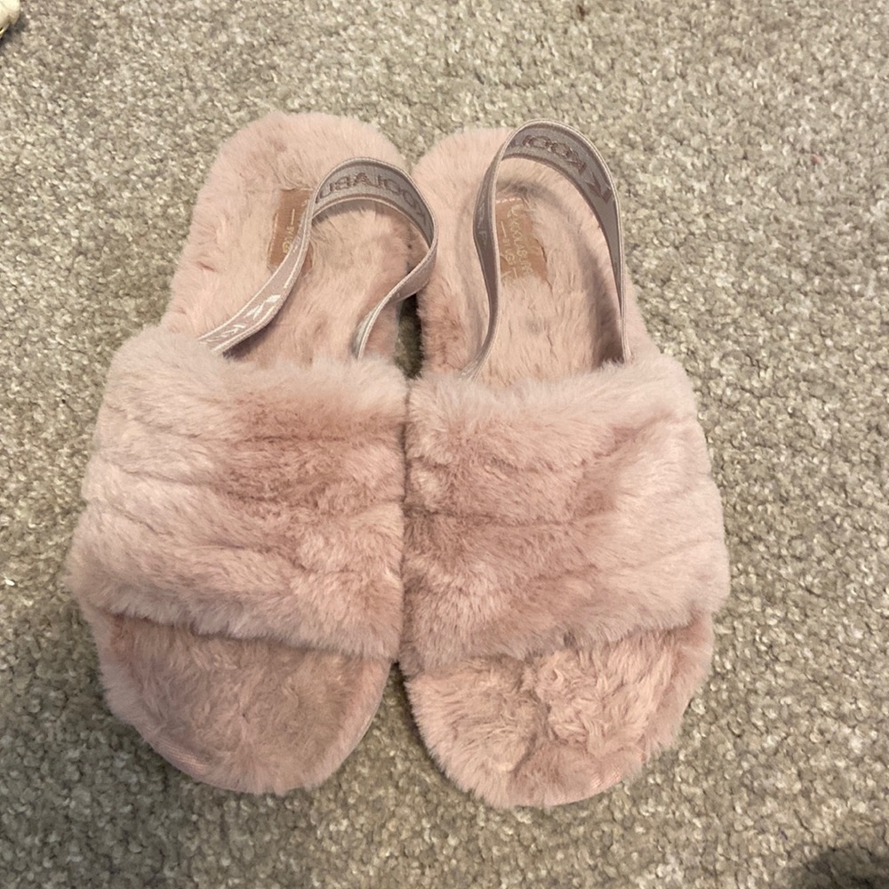 In like new condition. Koolaburra by Ugg. Size 2